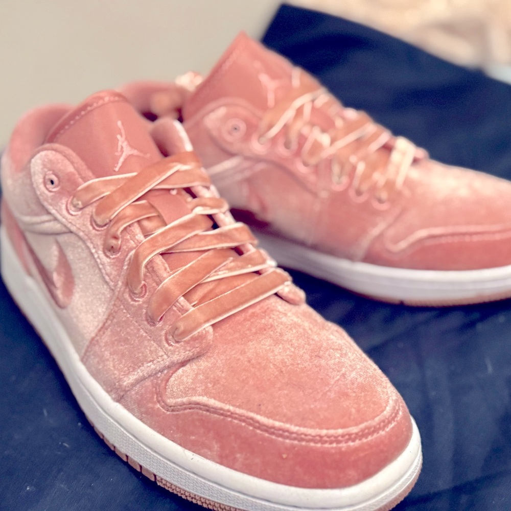 2022 Wmns Air Jordan 1 Low SE 'Pink Velvet' | Sz 8 - Picture 3 of 12